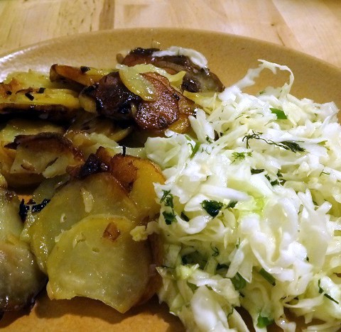 Cuisine moldave salade de chou et patates sautées